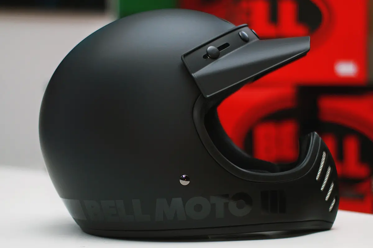 Bell Helmet Moto-3 (Classic Matte/Gloss Blackout) 1