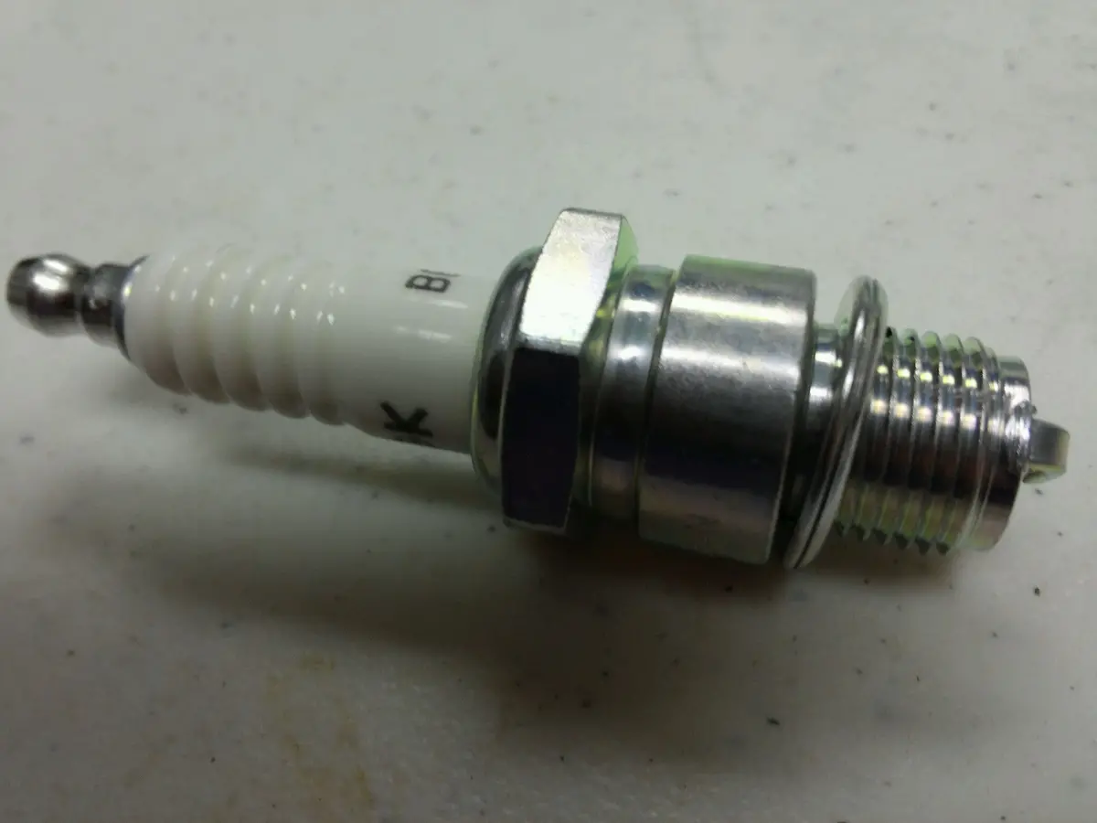 065-01400-31 Spark Plug Robin Subaru 1